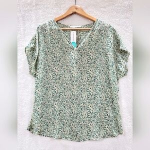 Lush Womens XLarge Green Priscilla Split Neck Curved Hem Blouse.New with tags.